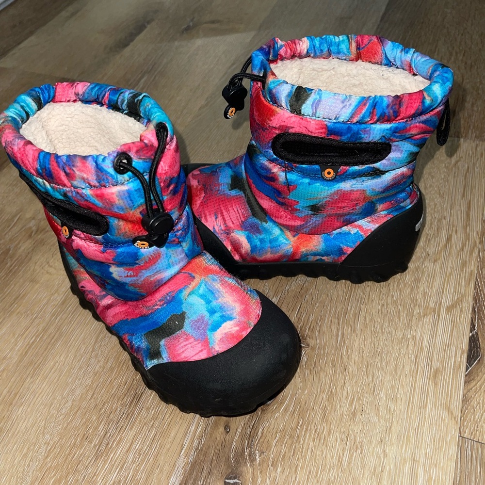 Little kids Bogs size 12 winter boots.